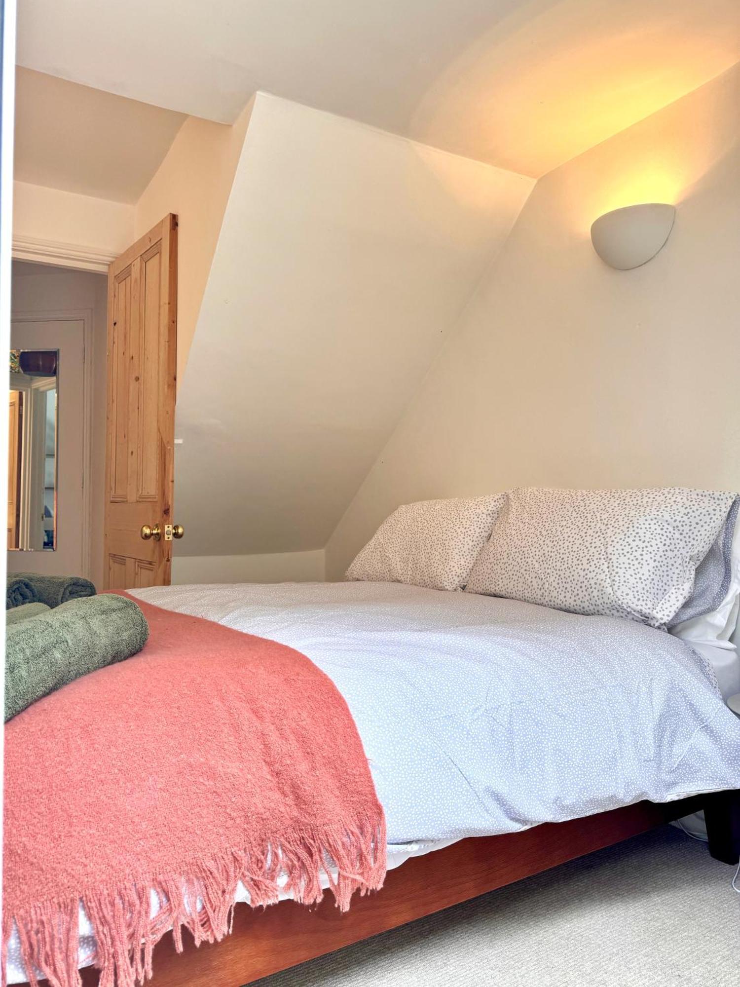 Quaint In - Sleeps 2 To 6 * Hove