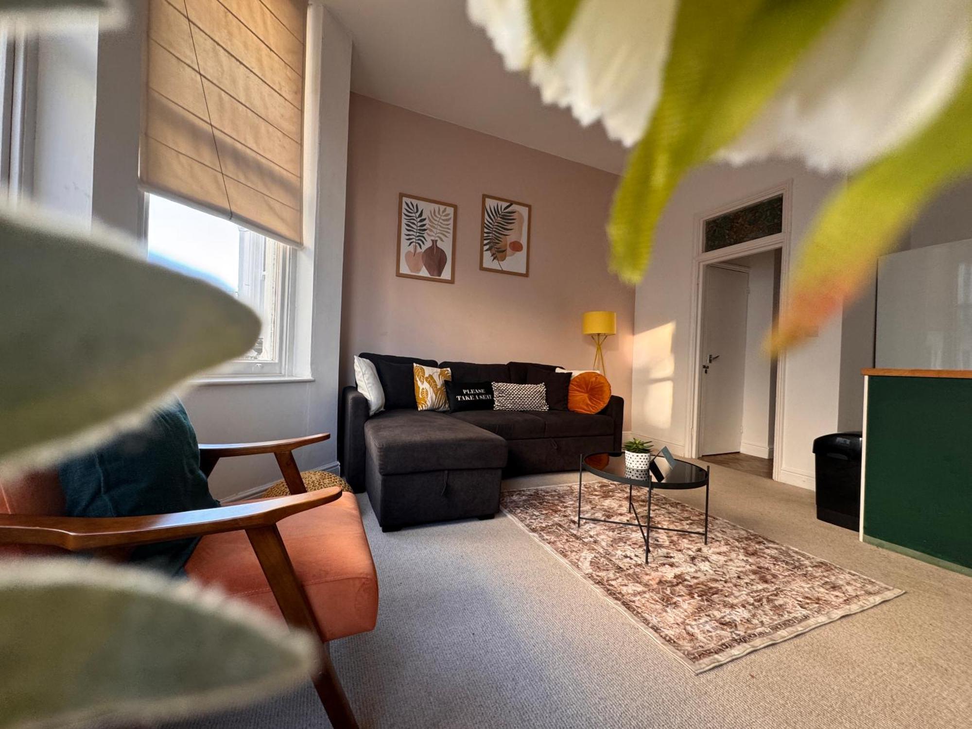 Quaint In - Sleeps 2 To 6 Appartement *